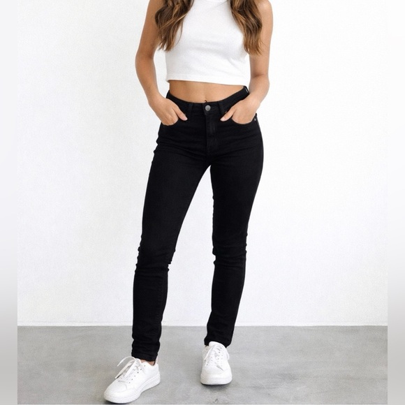 PAIGE Pants - PAIGE Hoxton Ultra Skinny Pants Black Women’s Size 26 Made in USA